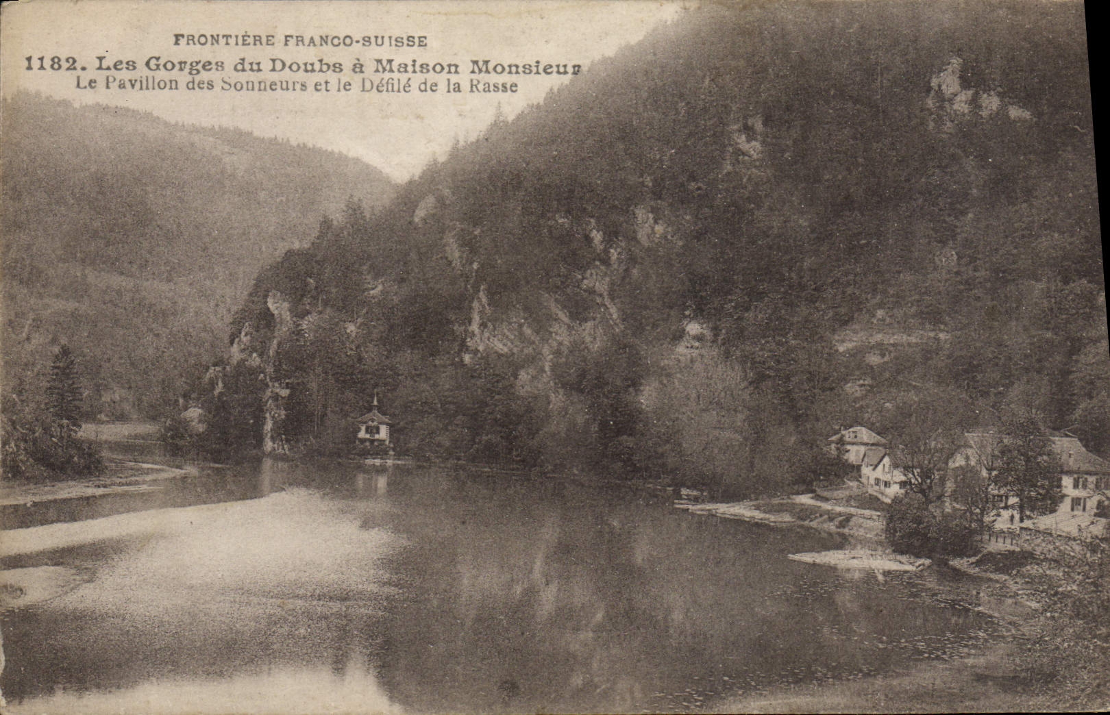 CPA Les Gorges du Doubs a Maison Monsieur Le pavillon des sonneurs et le defile de la Rasse