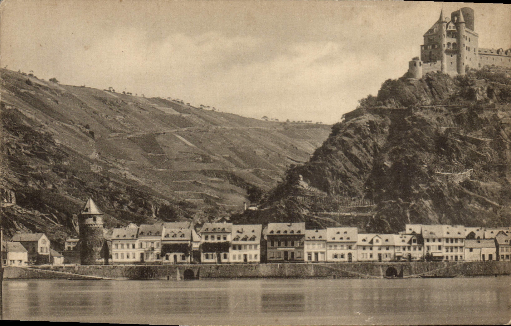 St. Goarshausen und die Katz — Vue du château sur la rivière — Verlag von Edm. von König, Heidelberg, Königskarte Nr. 3203