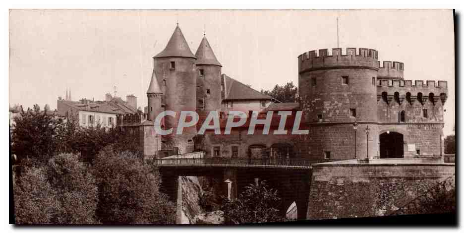 Porte de Metz — vue de la porte fortifiée avec tours coniques — éditeur 'Real Photo' n°107