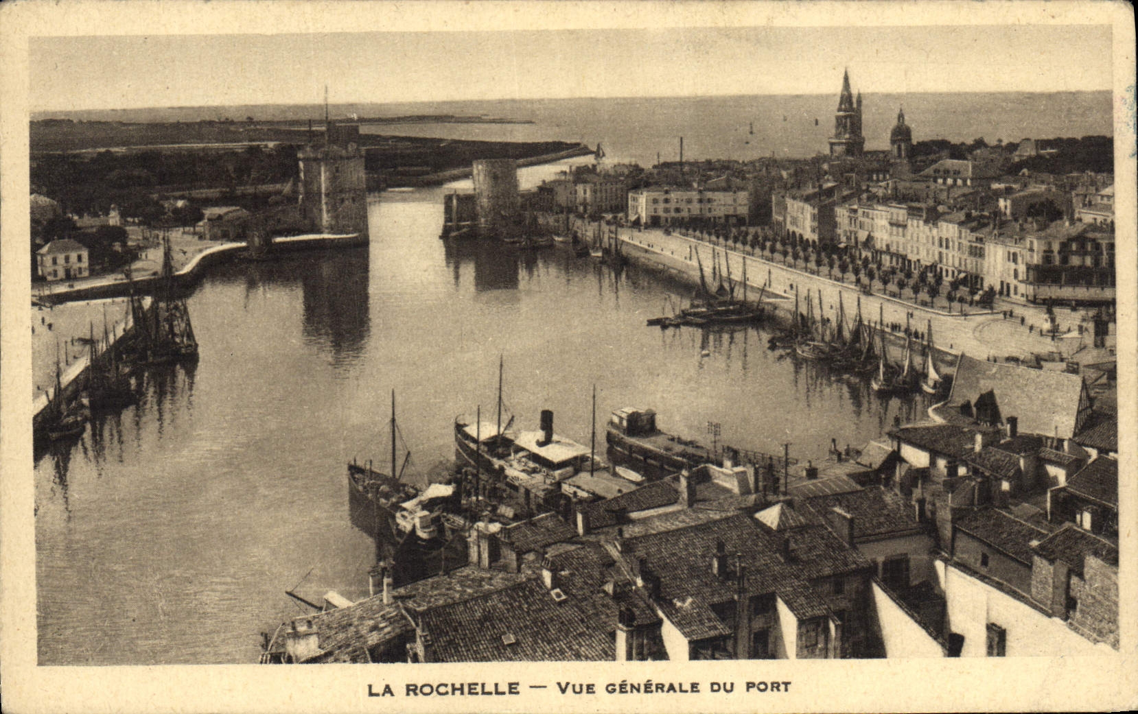 CPA La Rochelle Vue Generale Du Port Bateaux