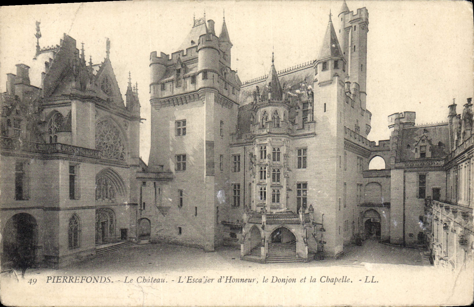 CPA Pierrefonds Le Chateau L'escalier d'honneur Le donjon et la chapelle