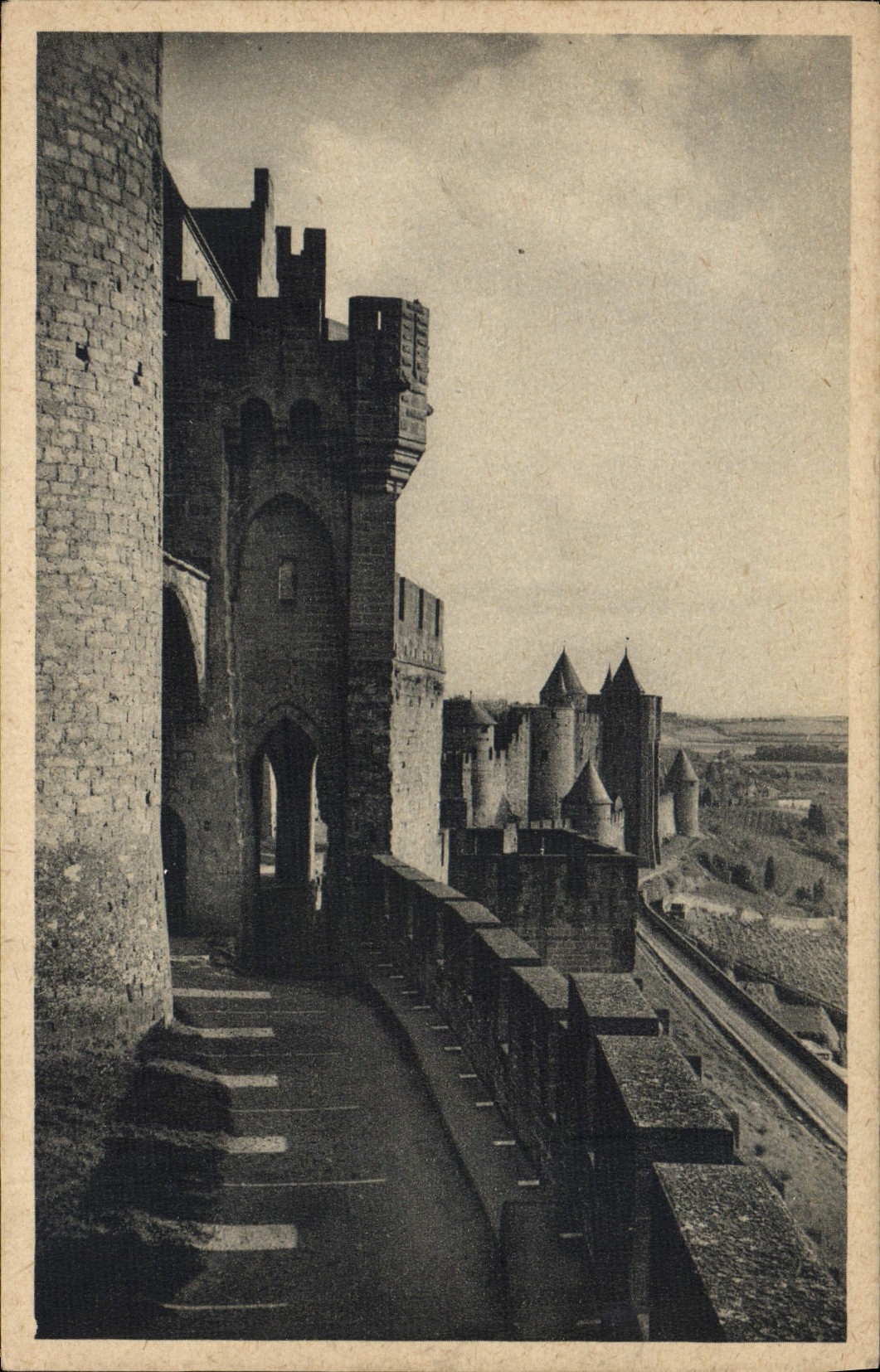 CPA Carcassonne La Cite Tour Carree de l'Eveque