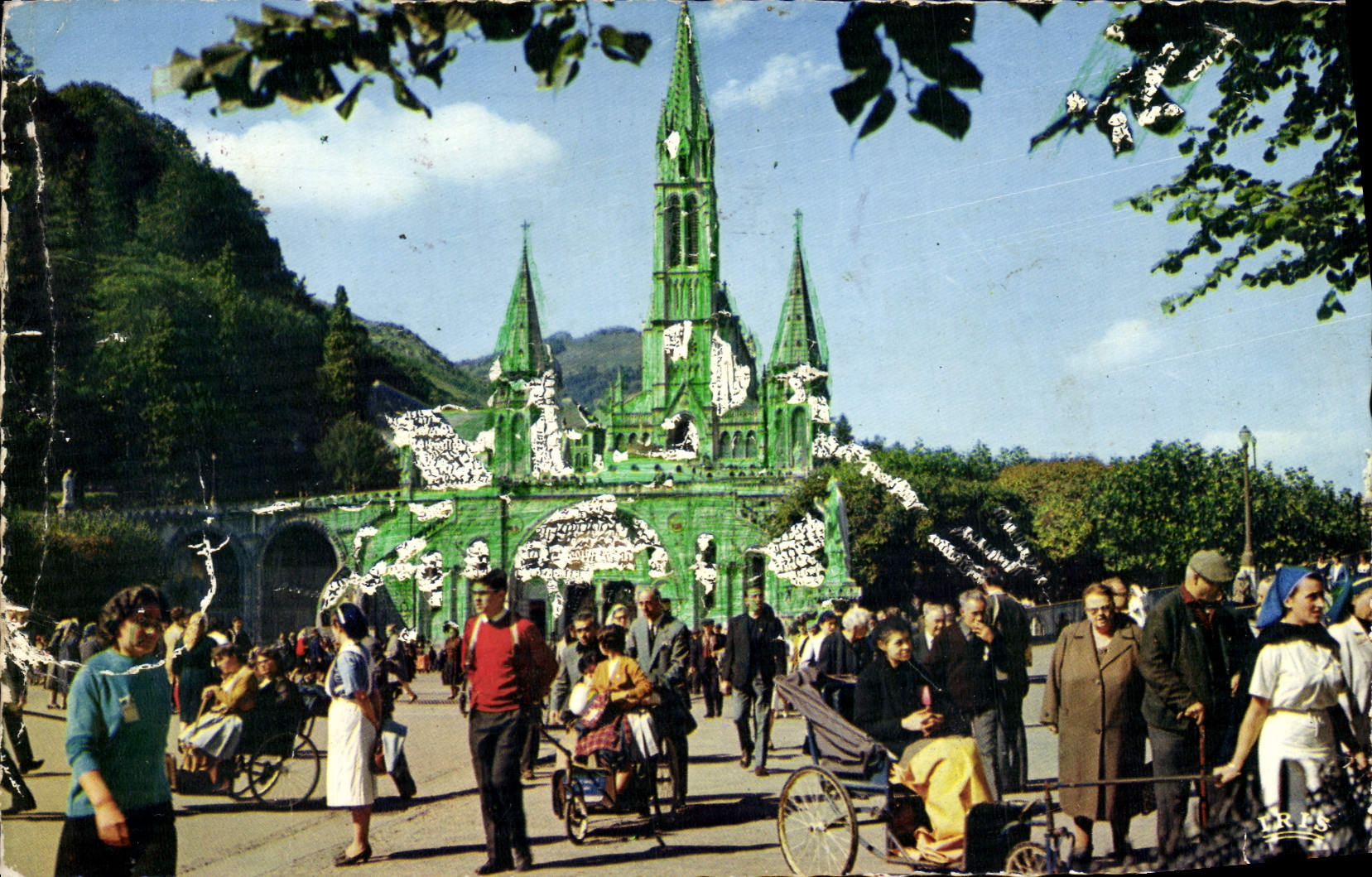 CPM Lourdes Les malades Reviennent de la Grotte