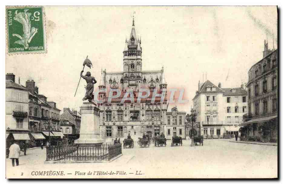 CPA Compiegne Place de L'Hotel de Ville