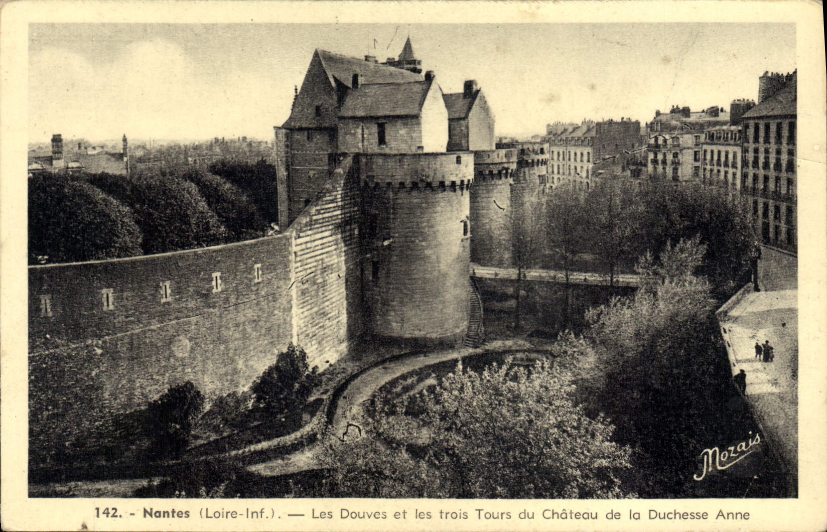 CPA Nantes Les Douves et les Trois Tours du Chateau de la duchesse Anne