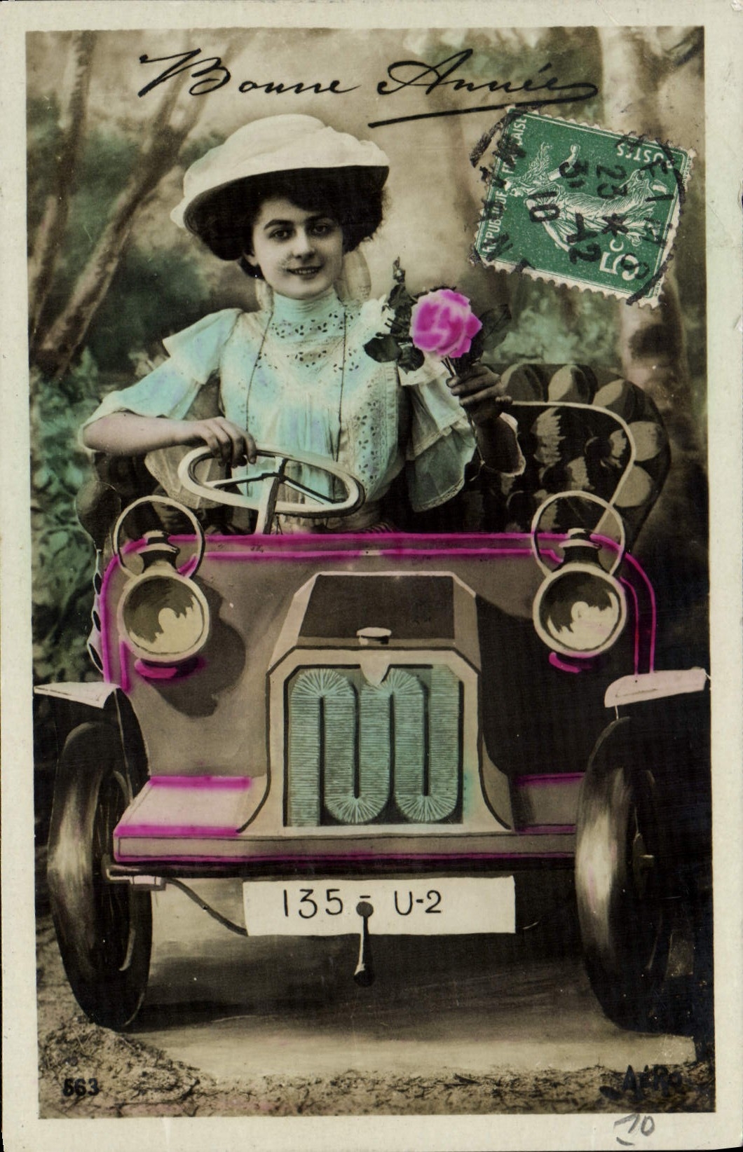 Femme au volant d'une voiture — carte postale colorisée — éditeur A. Fournier, n° 863
