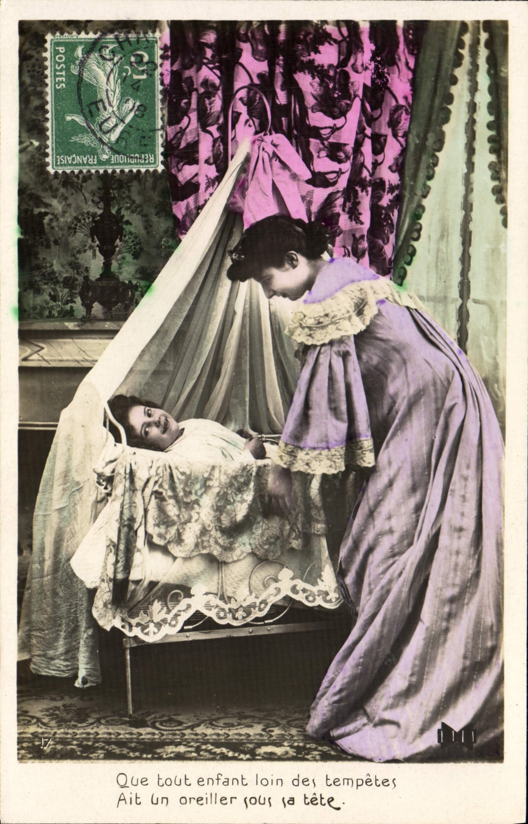 Enfant dans un berceau sous une tenture — femme en robe violette — texte imprimé 'Que tout enfant loin des tempêtes Ait un oreiller sous sa tête.' — éditeur non visible