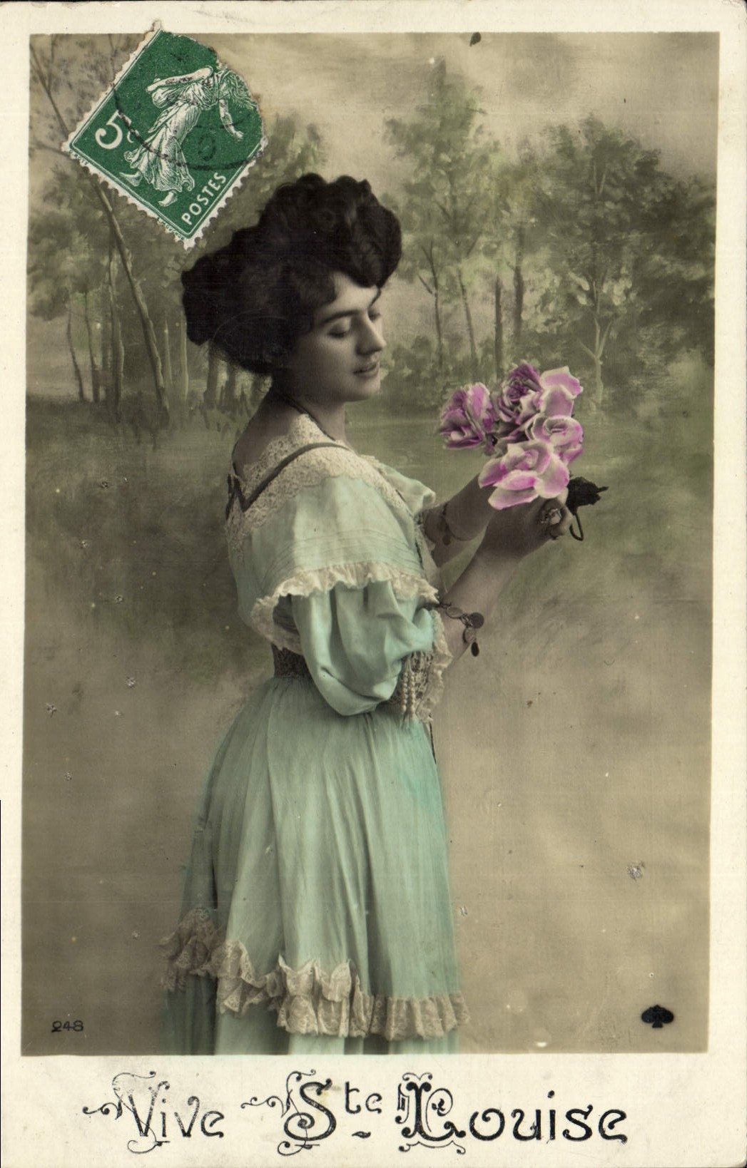 Mujer en vestido azul pálido sosteniendo flores — Santa Louise — editor L. P. 248