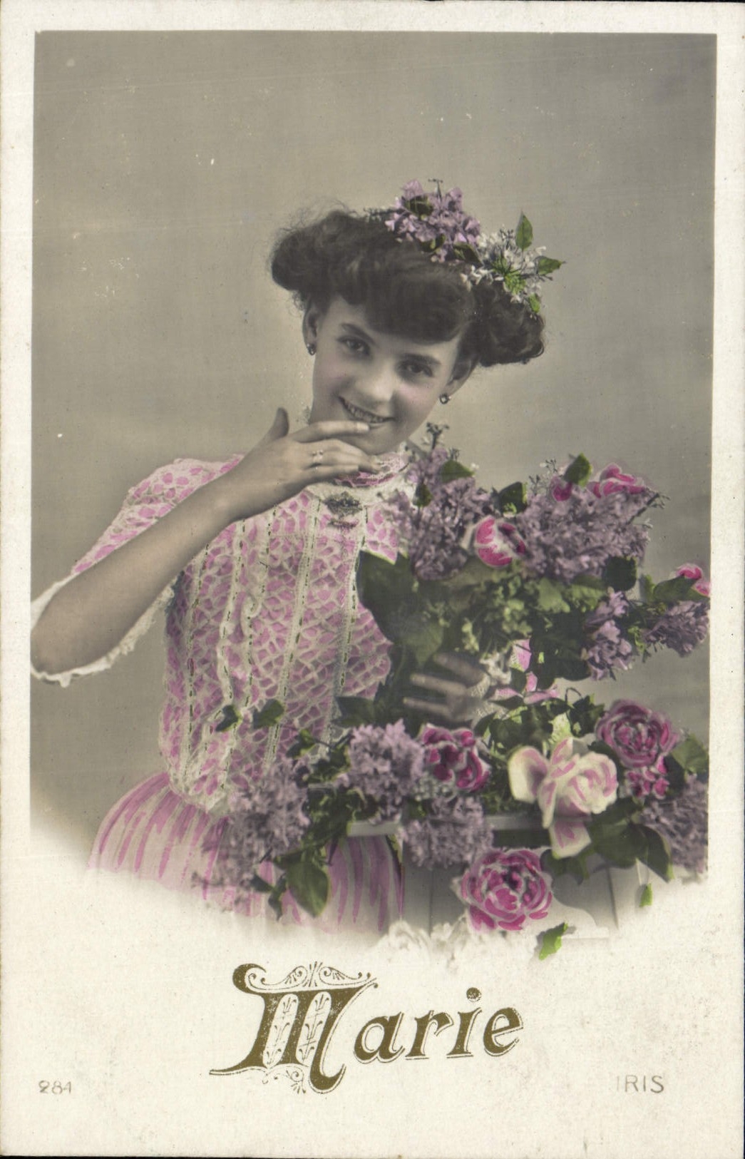Joven chica en vestido rosa sosteniendo un ramo — Marie IRIS, n°284