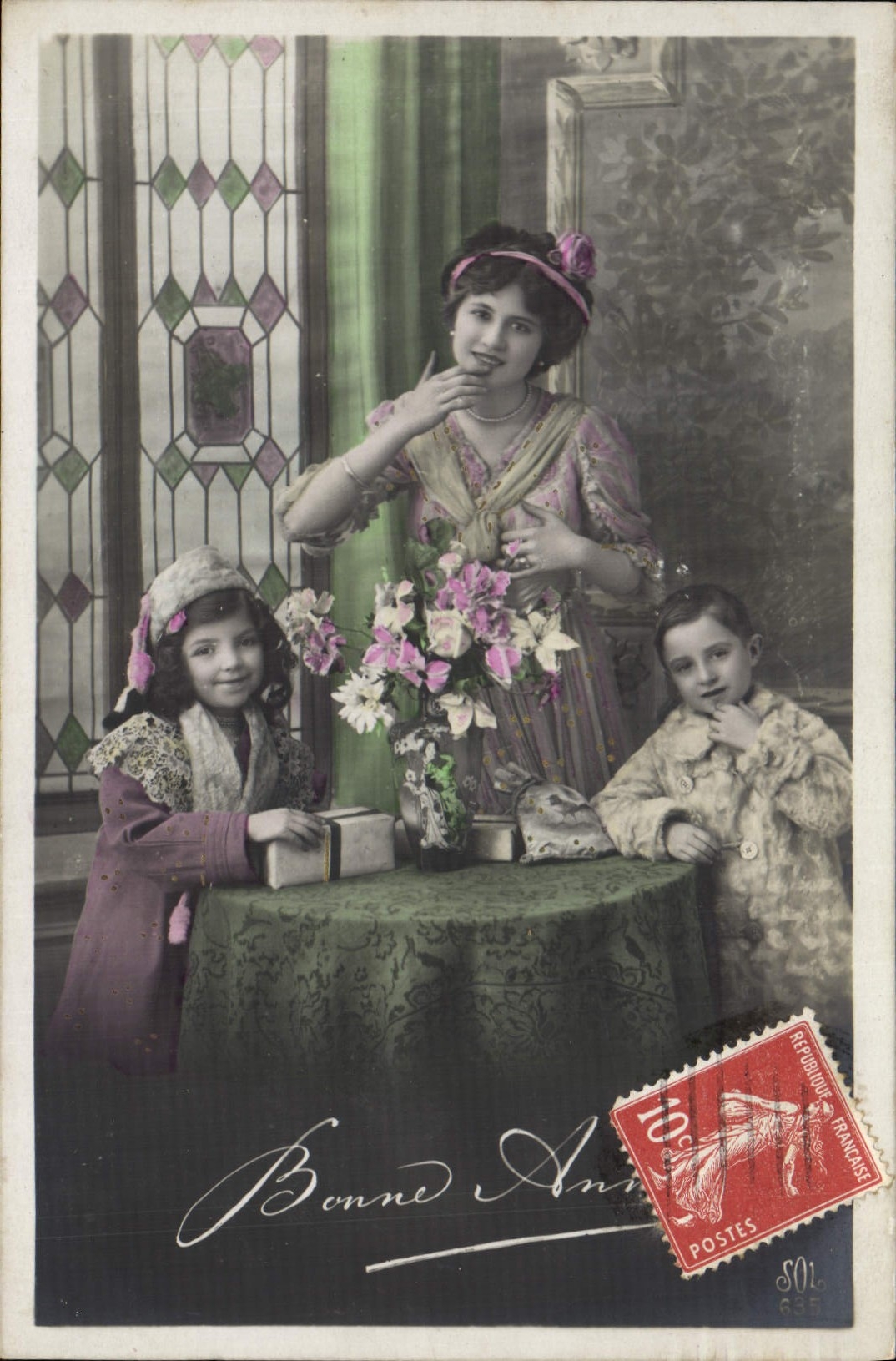 Famille — scène intérieure avec fleurs — éditeur inconnu, n° de série non visible