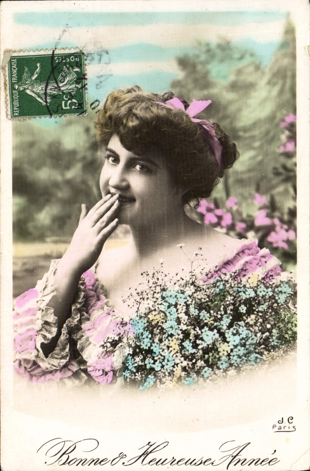 Jeune femme souriante — 'Bonne & Heureuse Année' — J.C. Paris