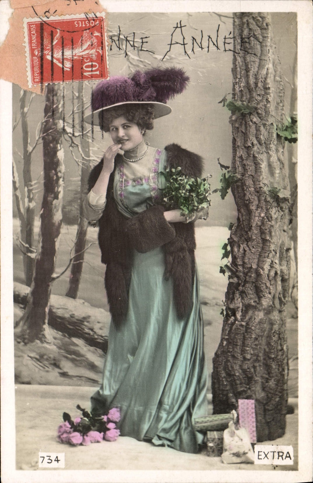 Femme en robe bleu pâle et manteau de fourrure — scène de forêt hivernale — éditeur EXTRA, n° 734