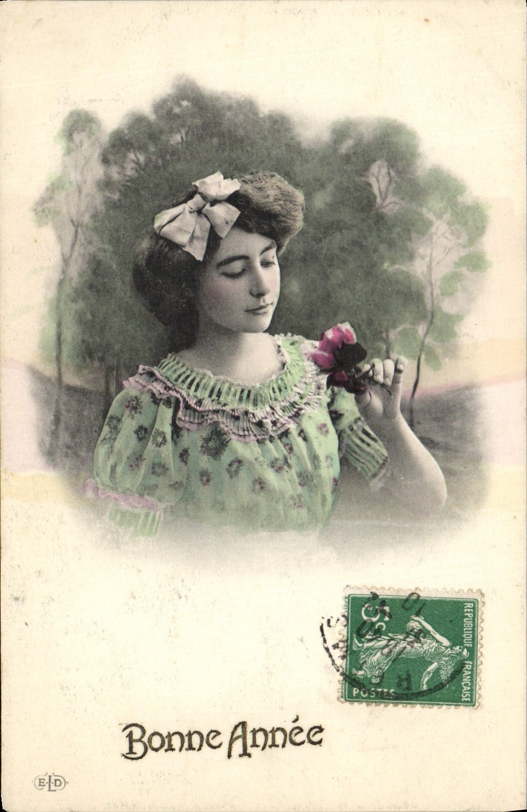Jeune femme tenant une fleur — Bonne Année — E.D. Éditeur