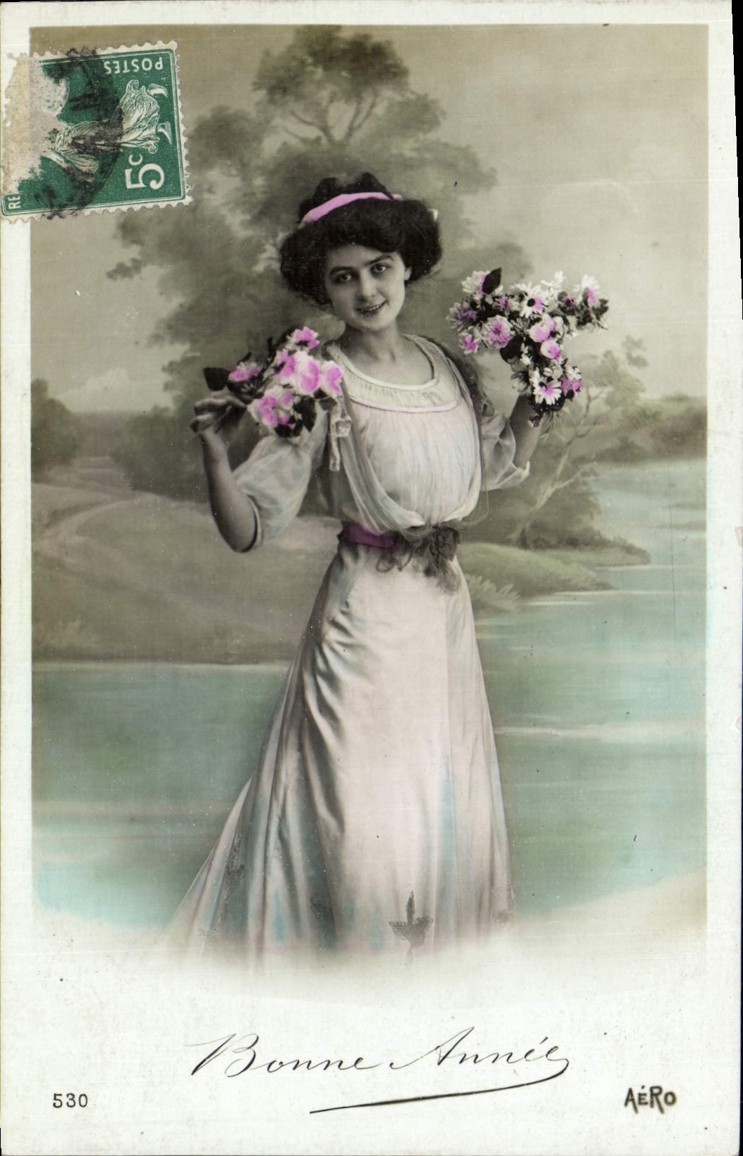 Femme en robe blanche tenant des fleurs — AÉRO, n° 530