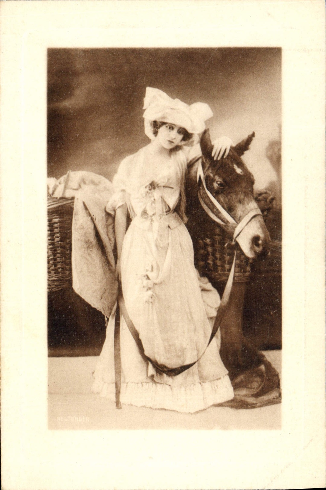 CPA Fantaisie Femme ane Mule 