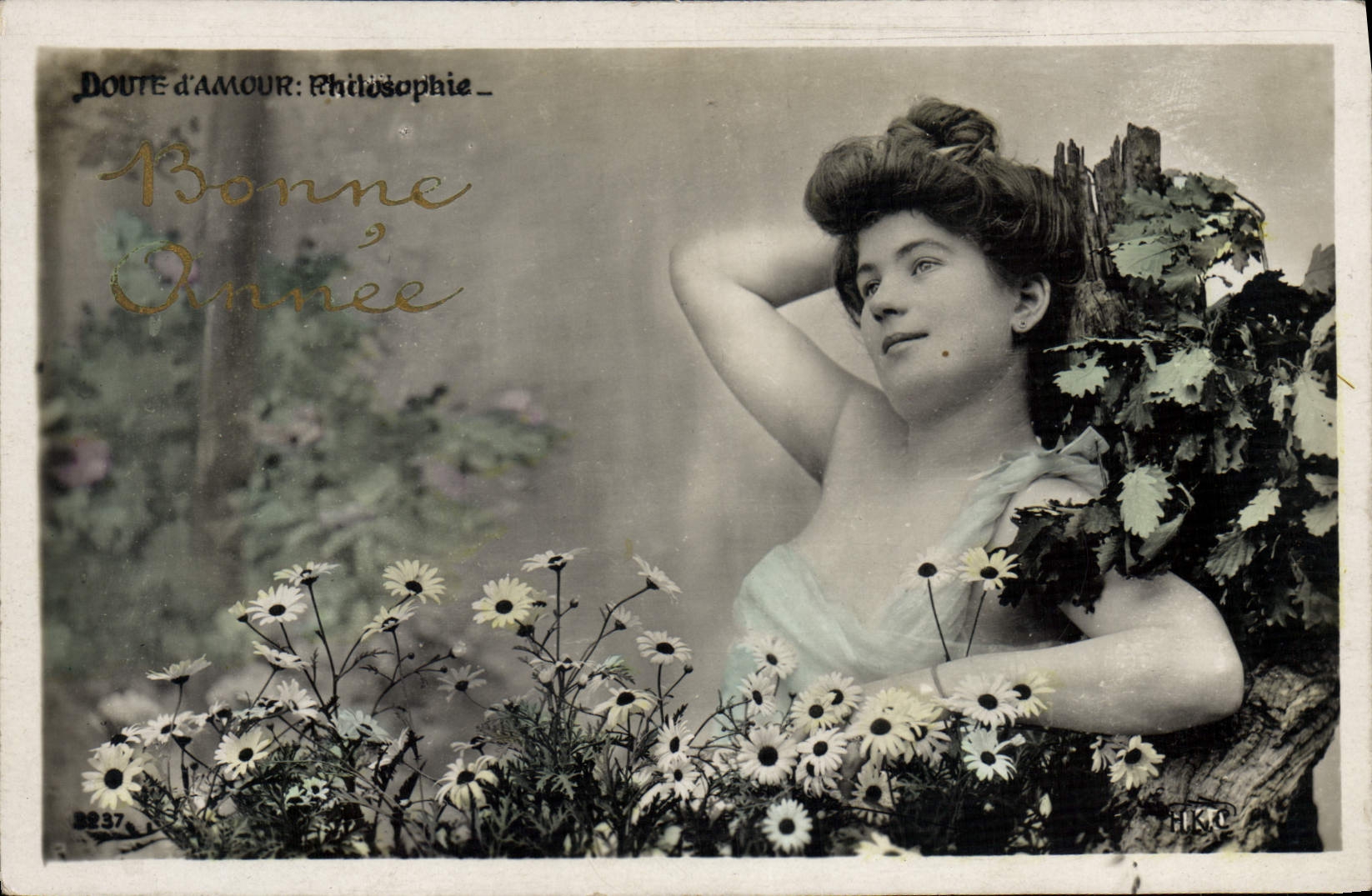 Jeune femme en robe légère parmi des fleurs — DOUET d'AMOUR: Philosophie — H.K.C. n° 3237