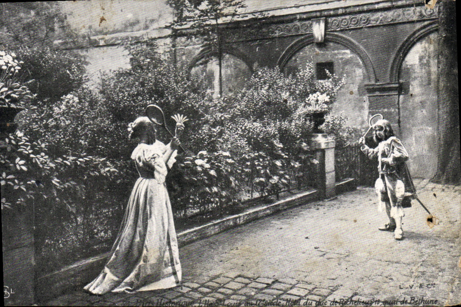 CPA Fantaisie Femme Ile St Louis Hotel du Duc de Richelieu