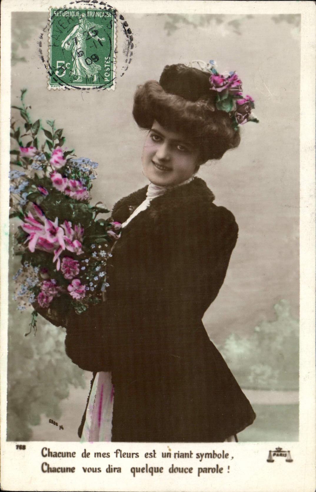 Femme en manteau et chapeau fleuri — Chacune de mes fleurs est un riant symbole — Paris, n°768