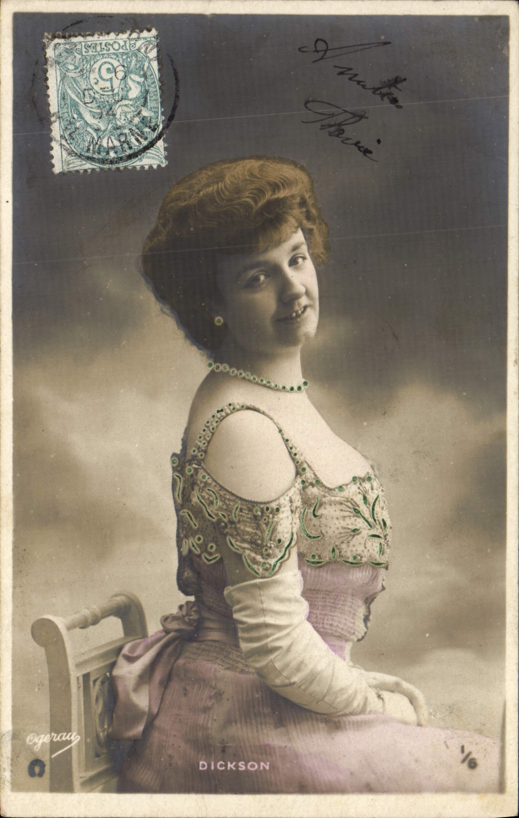 Jeune femme en robe rose — photo de studio — éditeur Dickson