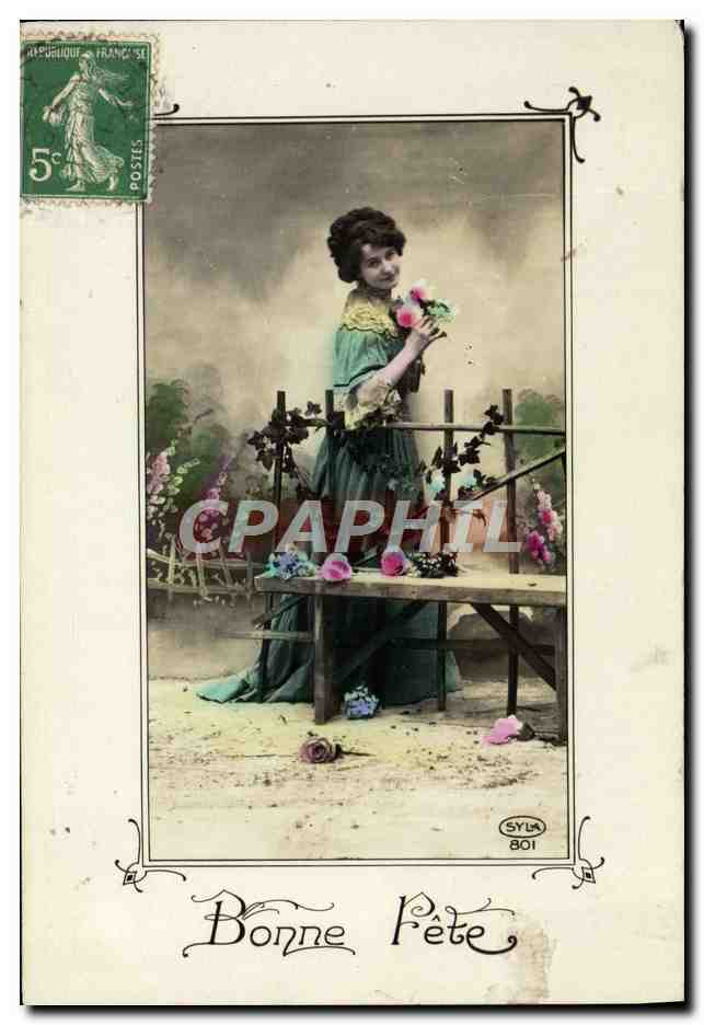 Femme en robe verte tenant des fleurs — Bonne Fête — Syla 801