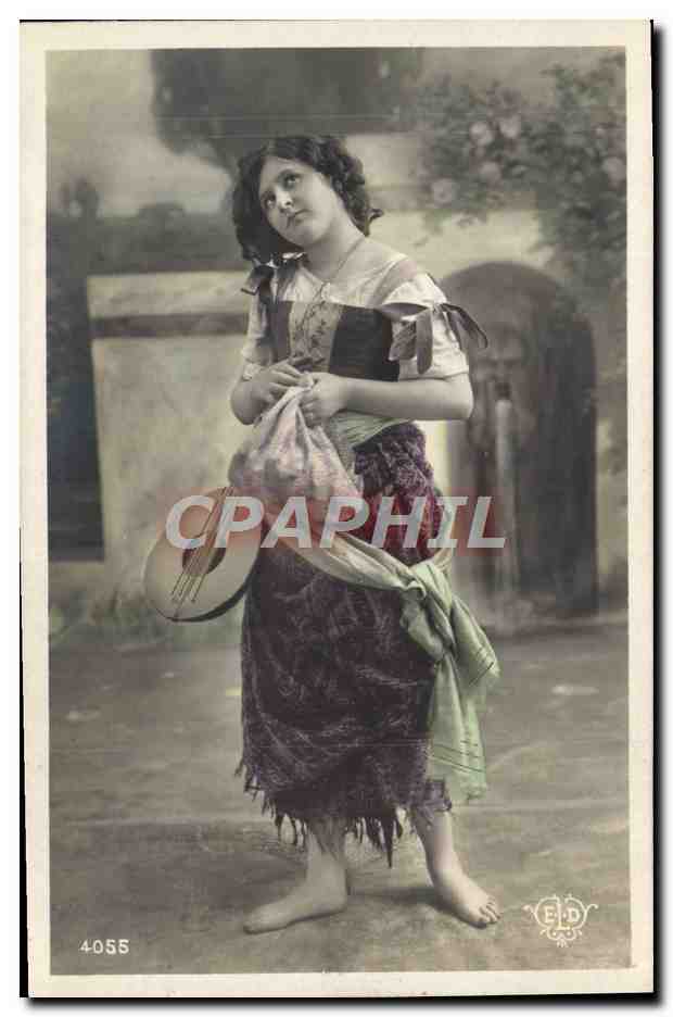 Femme en costume traditionnel — avec guitare — Éditeur F.D. n° 4055