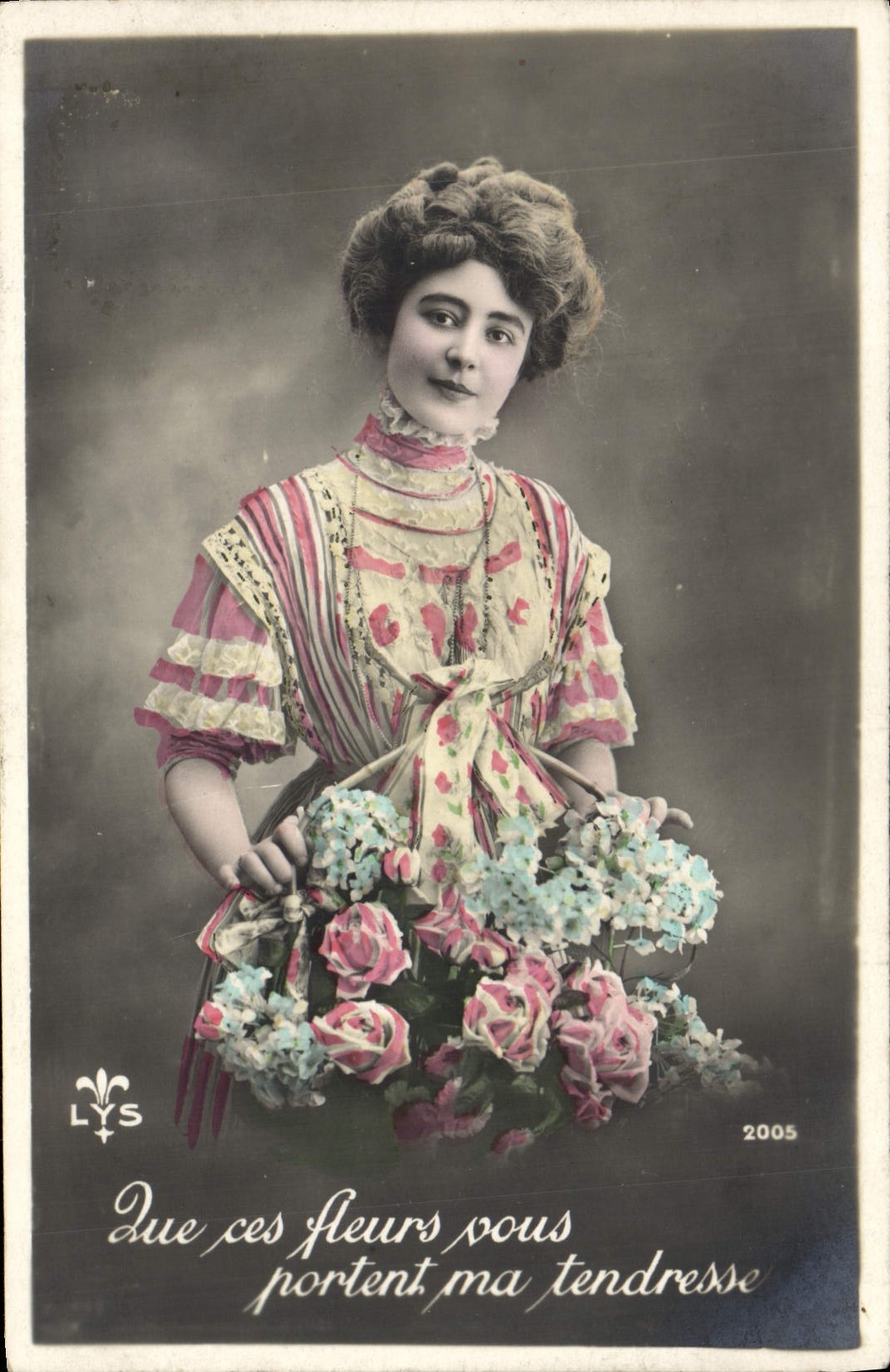Jeune femme en robe à motifs tenant un bouquet — LYS, n° 2005