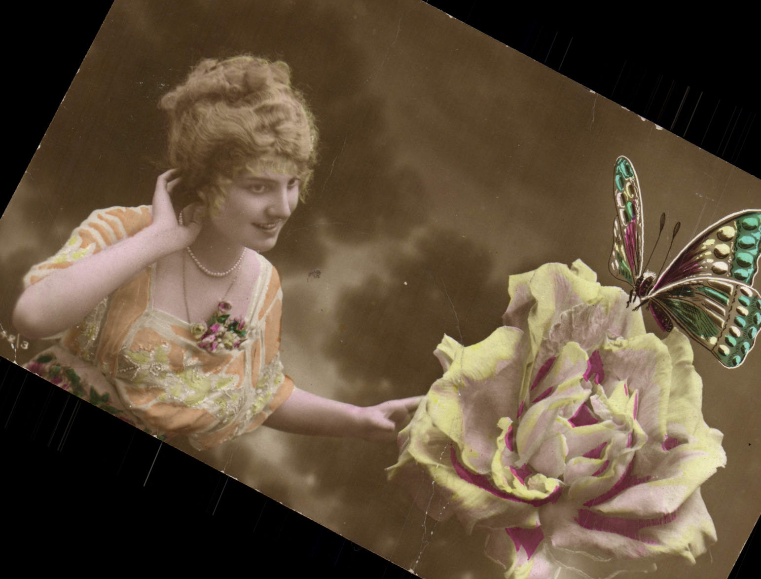 Jeune femme avec rose et papillon — Éditeur : Raphaël - Rue de la Paix, Paris