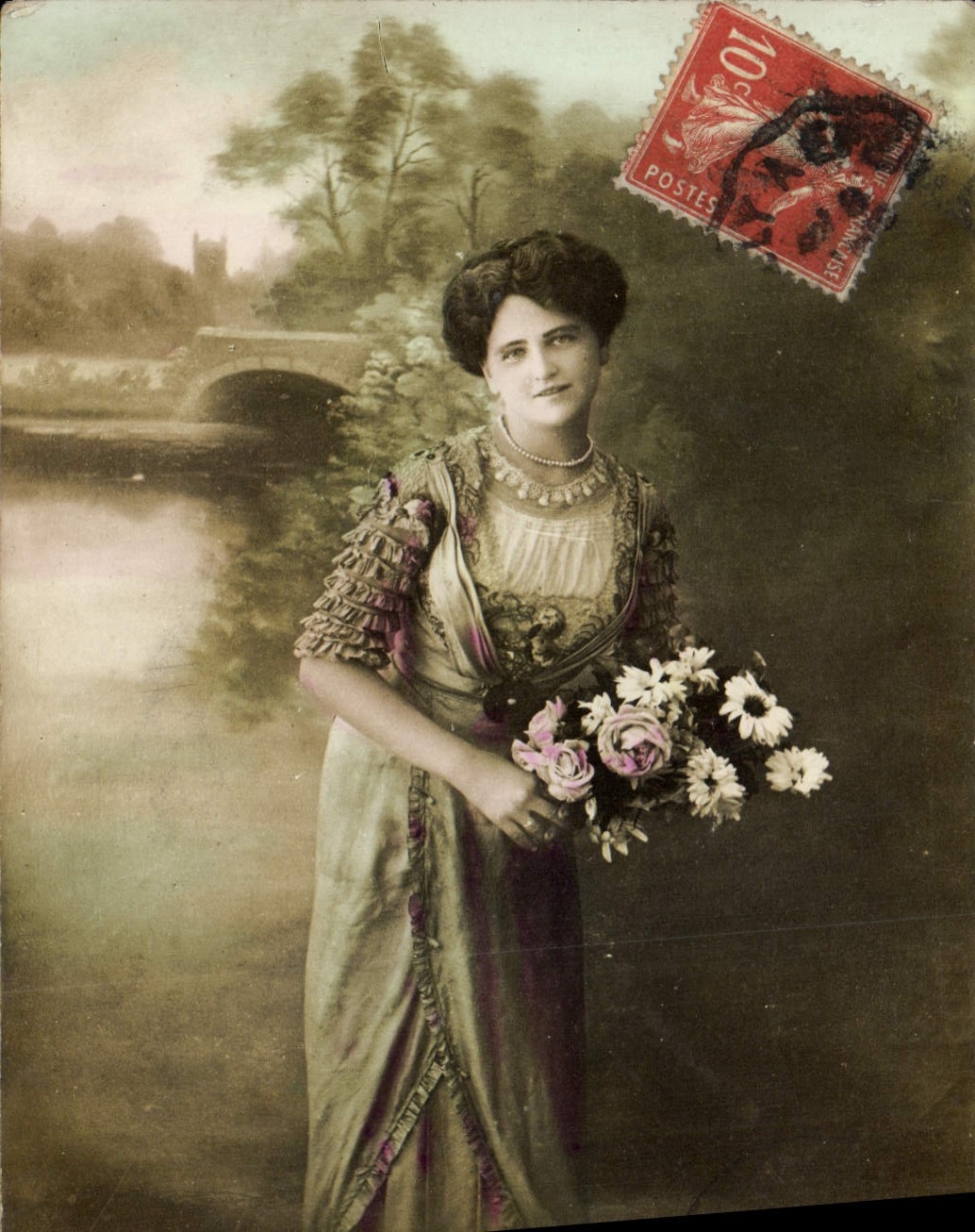 Jeune femme en robe à volants — paysage avec pont — timbre 10c rouge France
