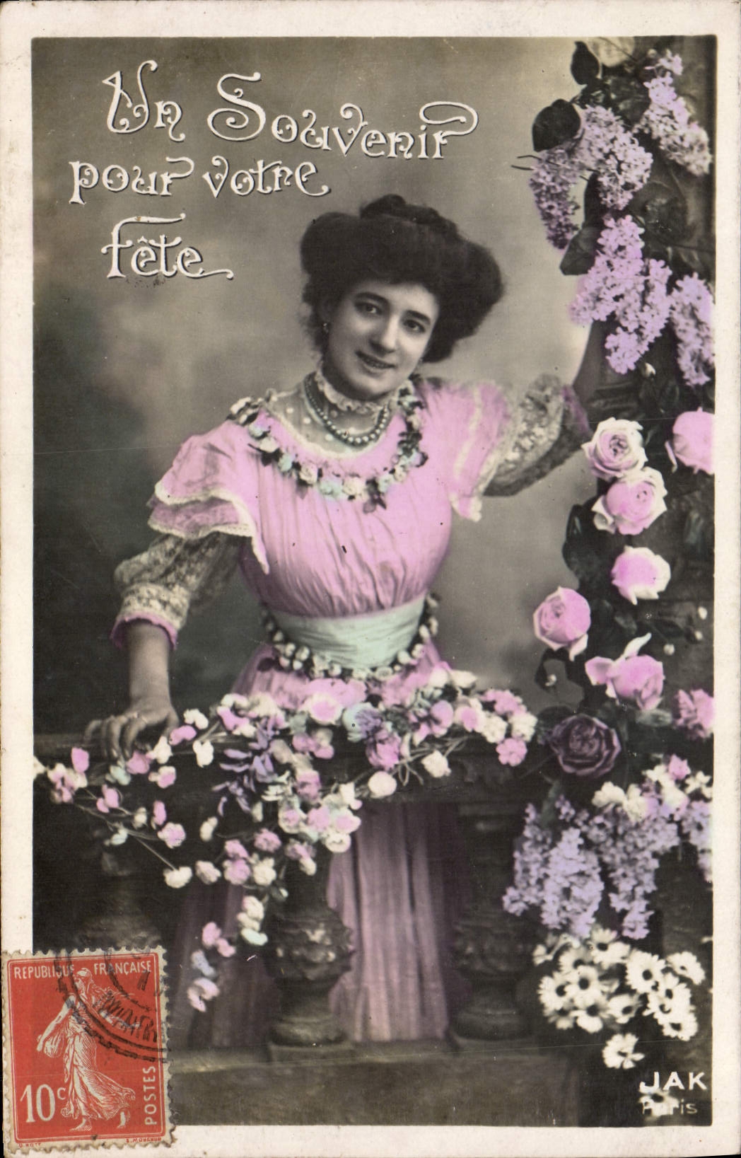 Donna in abito rosa — decoro floreale — JAK Paris
