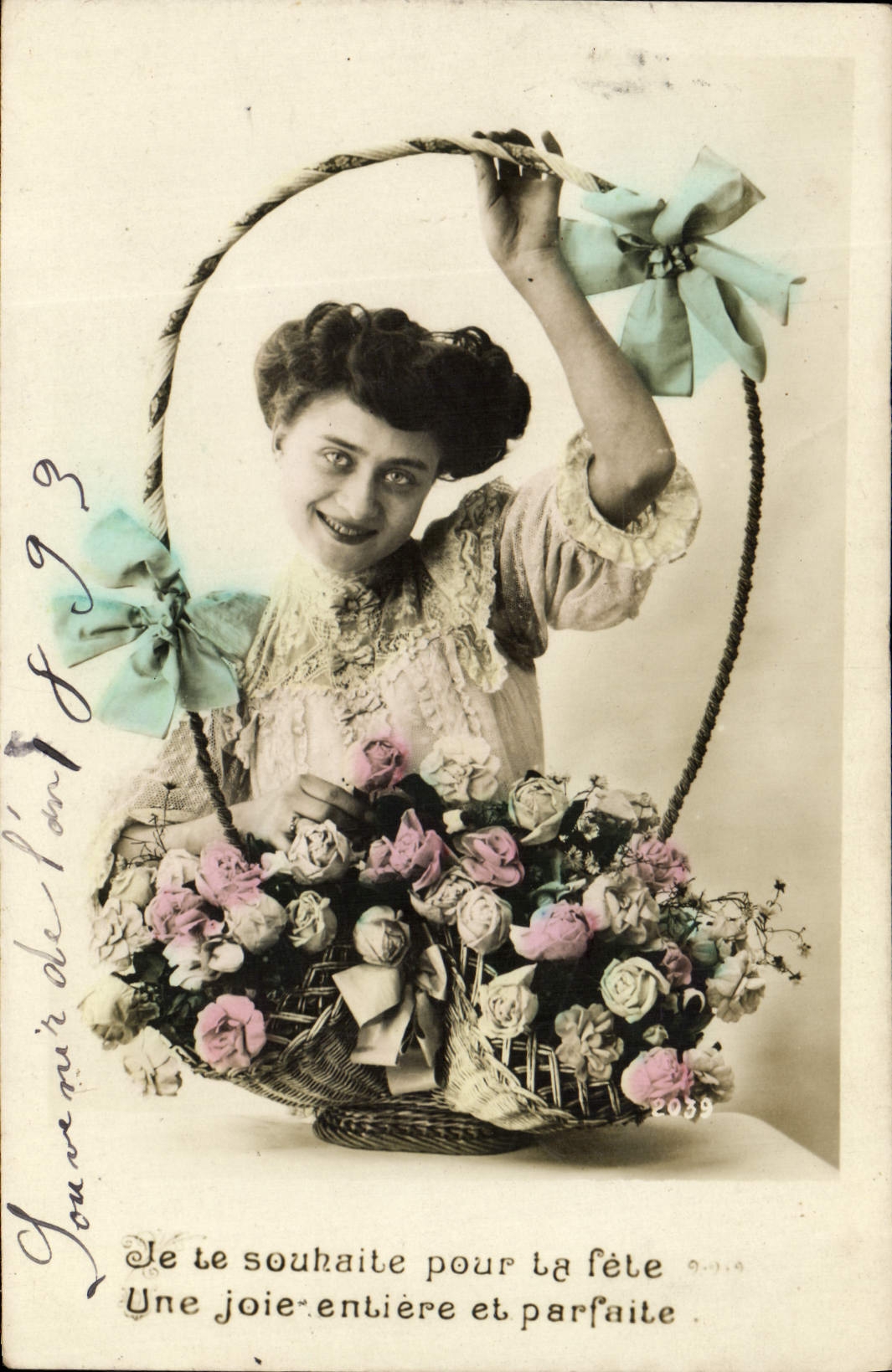 Femme souriante avec panier de roses — carte postale de vœux — éditeur non identifié, n° de série 2039
