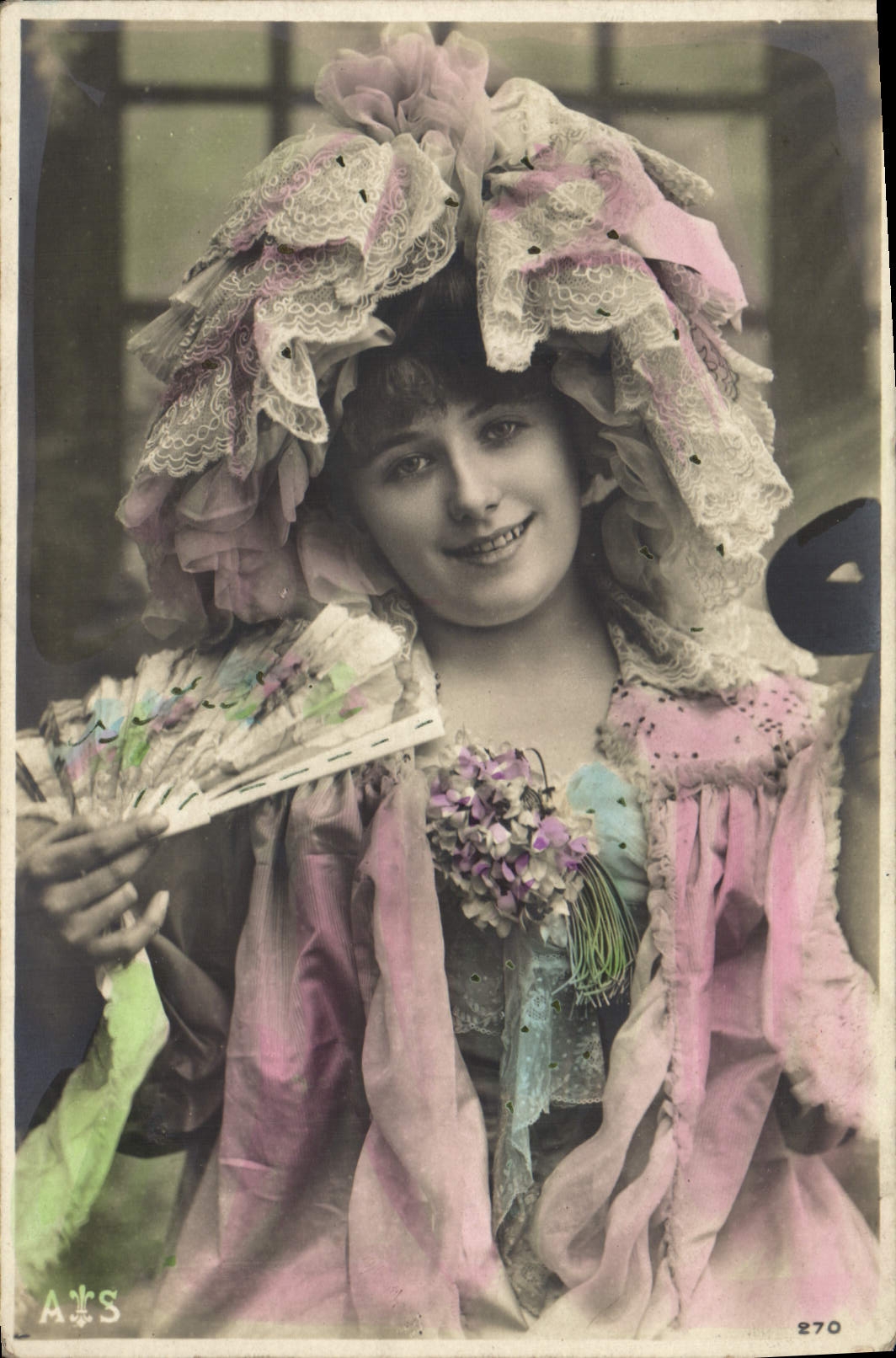 Giovane donna in abito elegante — cappello ornato di pizzo e nastri — editore ATS, n° 270