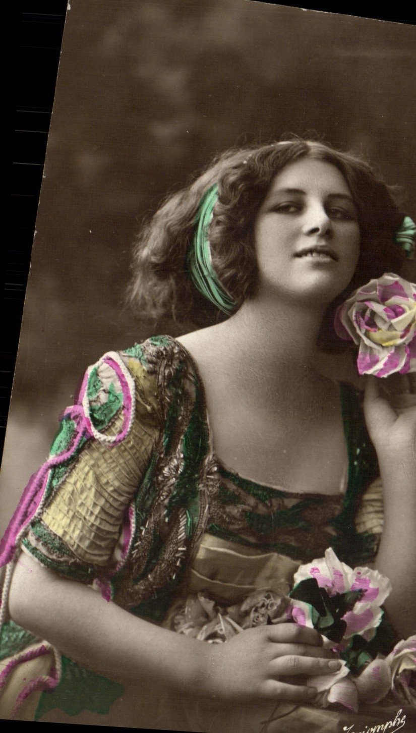 Jeune femme en robe colorée — avec roses — éditeur Triumphs