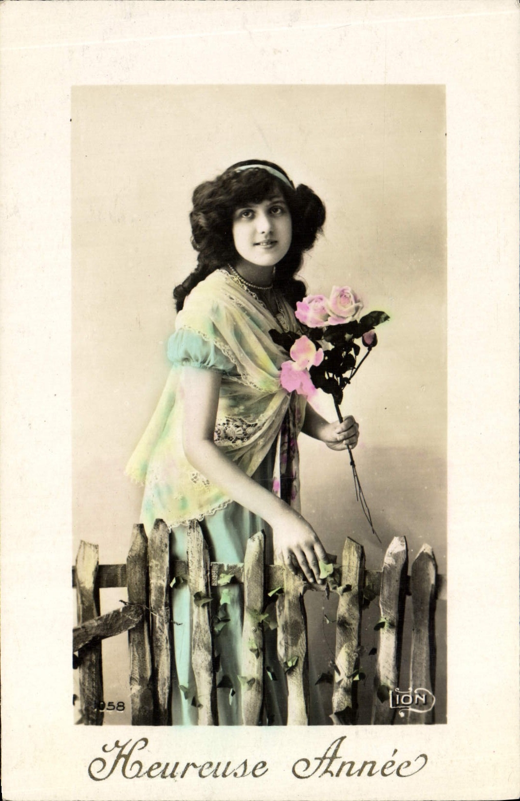 Junge Frau mit Rosen — 'Heureuse Année' — Lion, n° 058