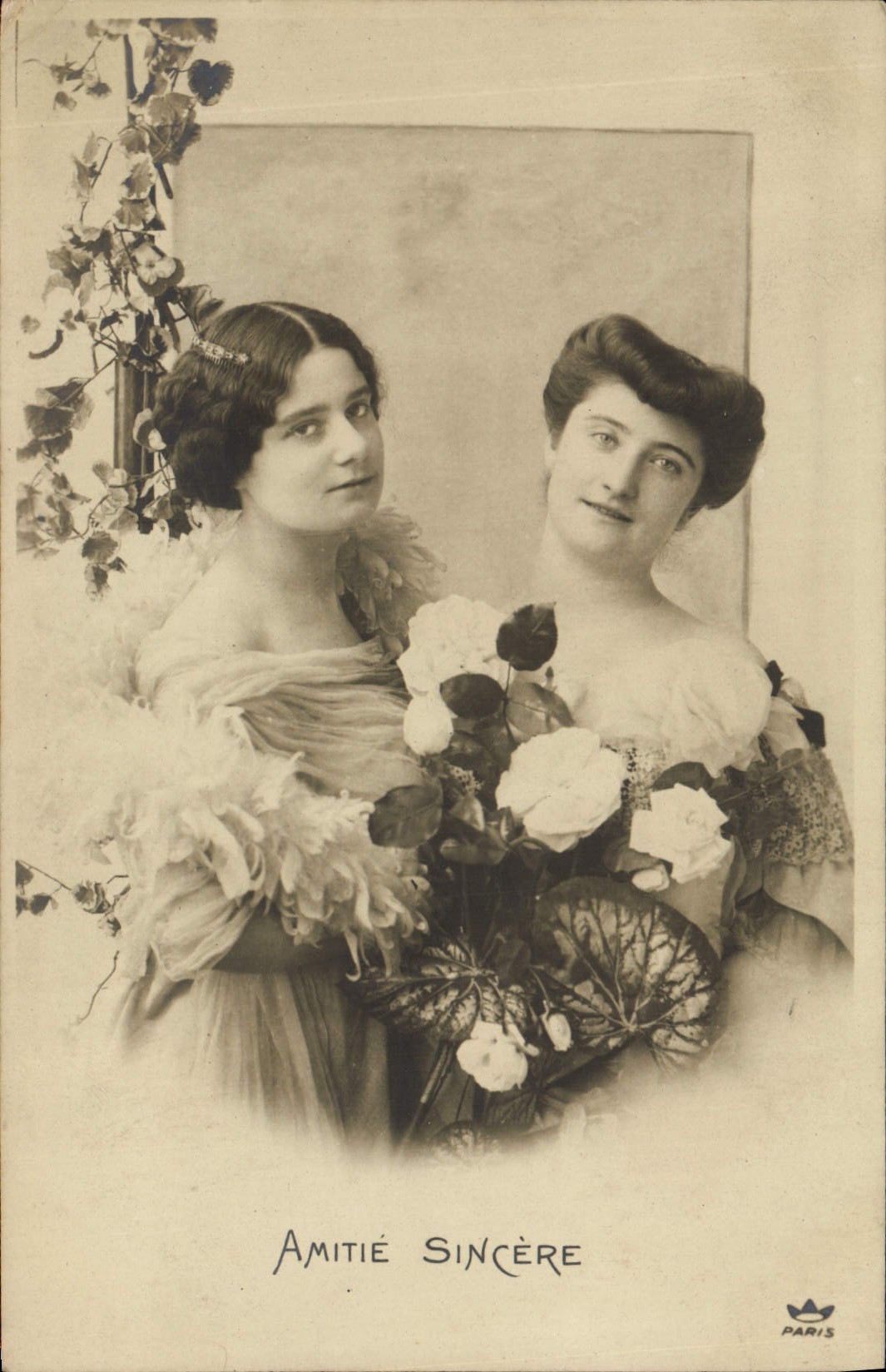 Deux jeunes femmes — Amitié sincère — Paris