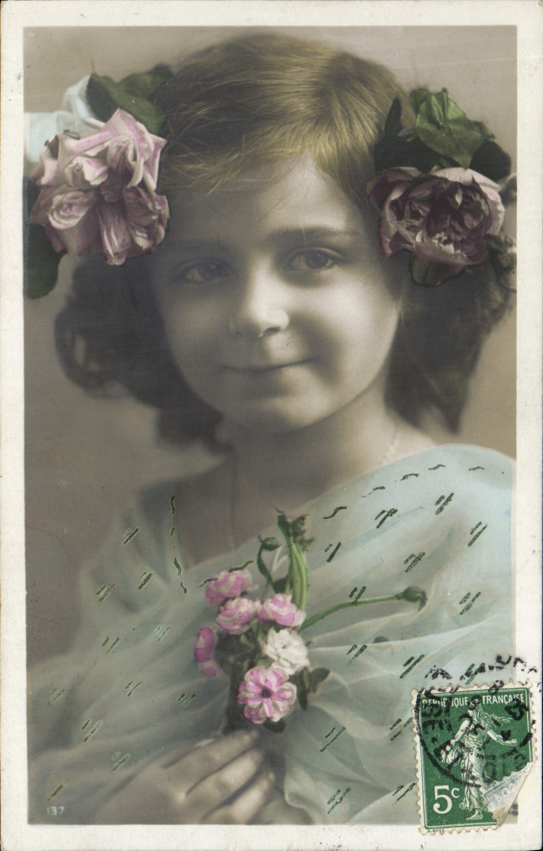 Fille avec couronne de roses — photo couleur sépia — éditeur '137'