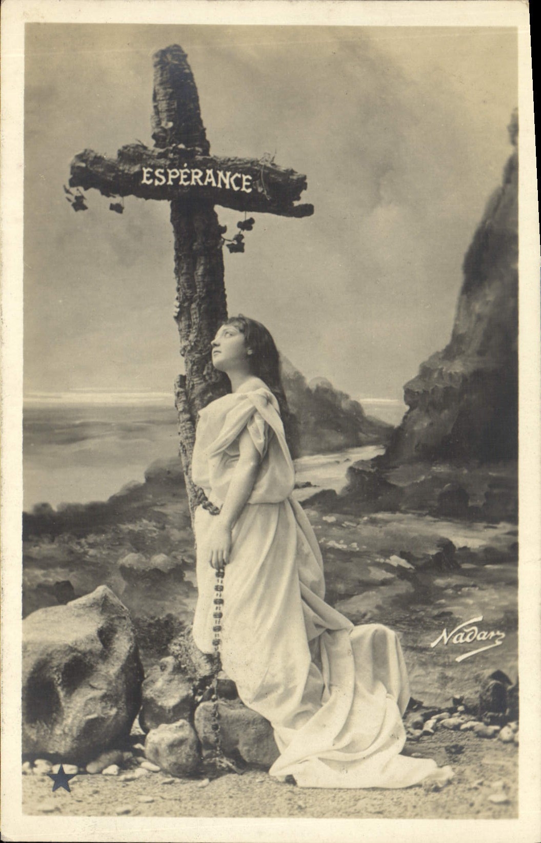 Speranza — donna in abito bianco accanto a una croce di legno — Nadar, Serie N. 717