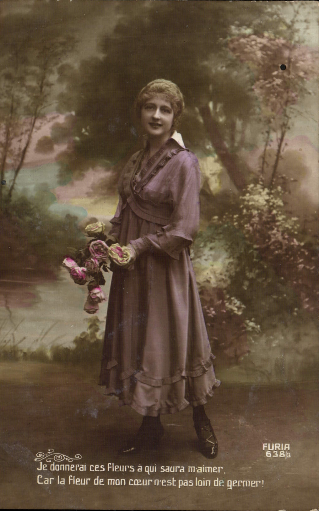 Femme en robe violette tenant des roses — texte poétique — Furia 638/3