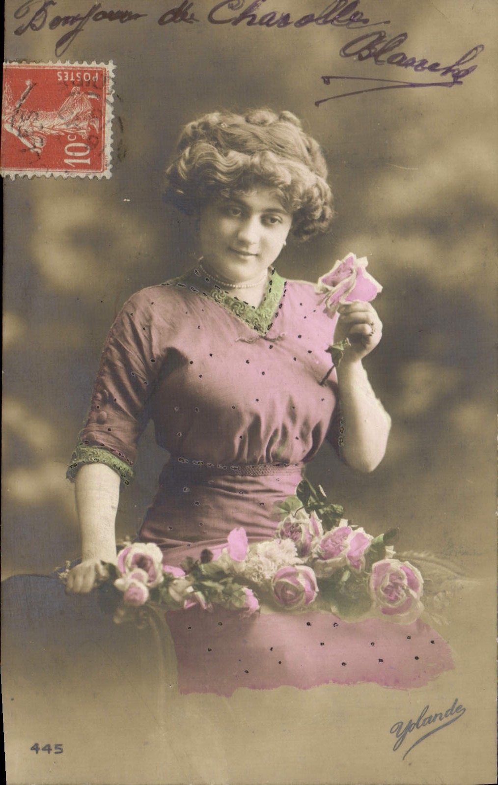 Femme en robe rose tenant des roses — Yolande, n°445
