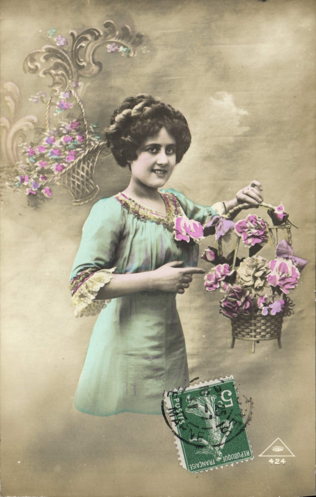 Femme avec panier de fleurs — carte postale colorisée — éditée par la République Française, n° 424