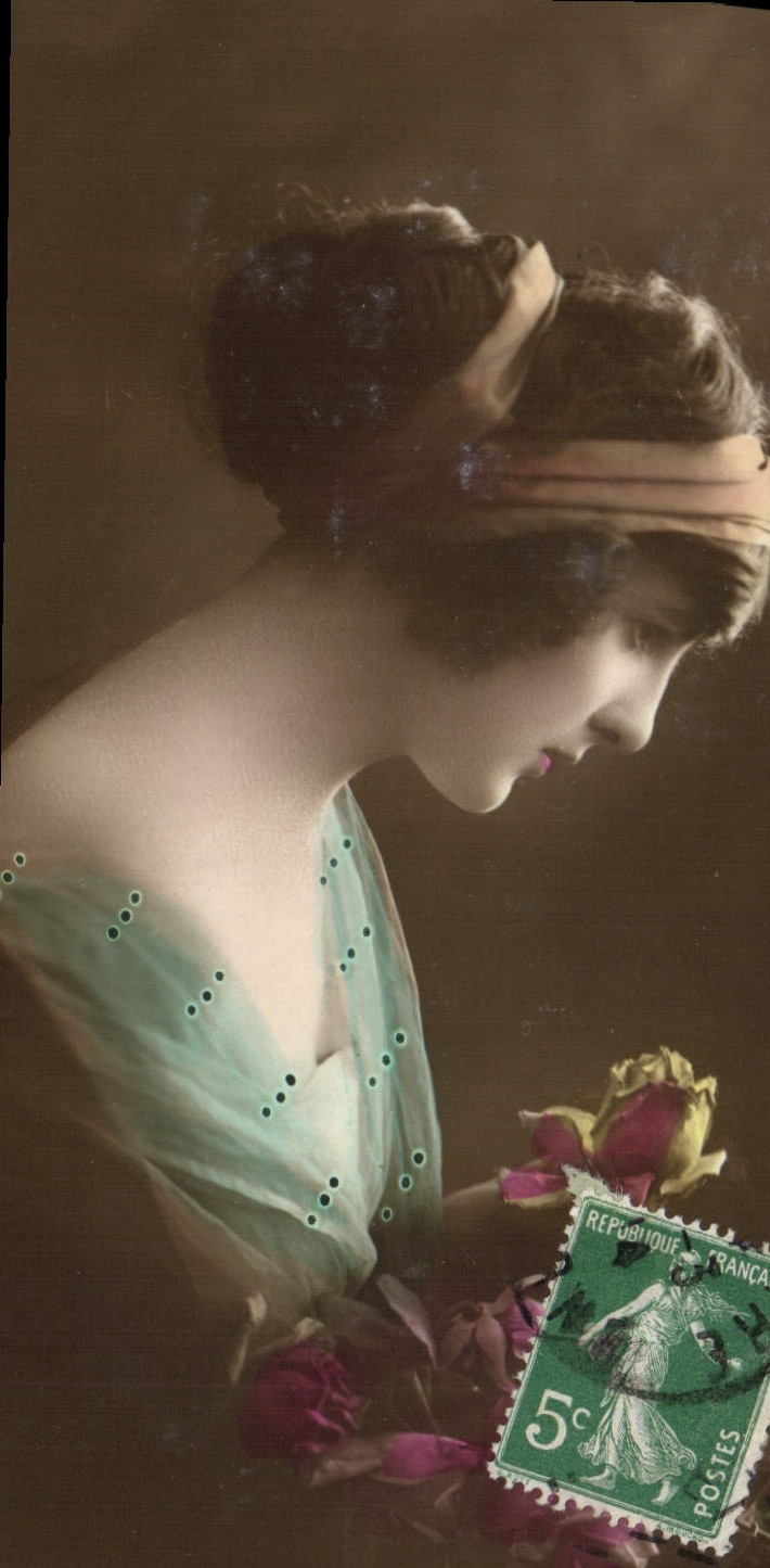 Giovane donna in abito blu — con rosa — editore sconosciuto, numero di serie non visibile