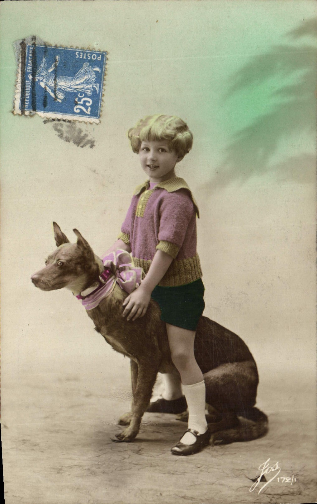 Enfant sur un chien — studio photographique — J. Foch 1721