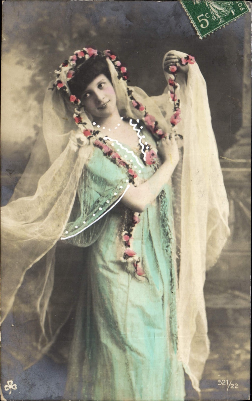 Femme en costume oriental — fleurs et voile — éditeur 521/22