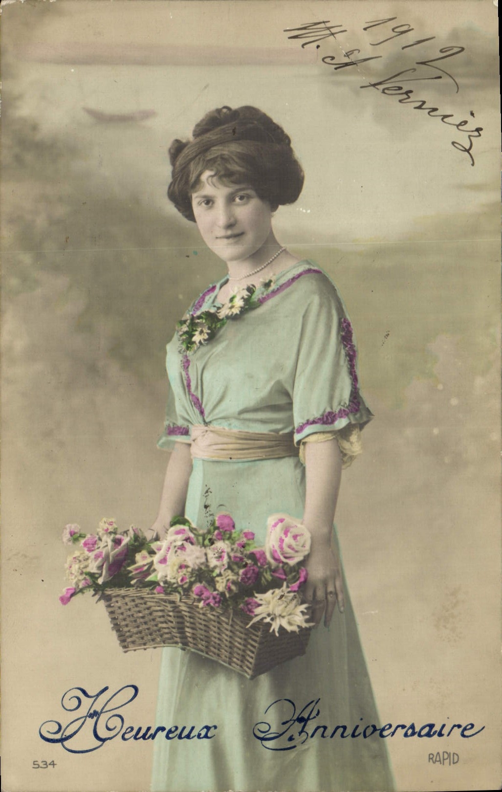 Jeune femme en robe bleu pâle tenant un panier de fleurs — Heureux Anniversaire — RAPID, n°534