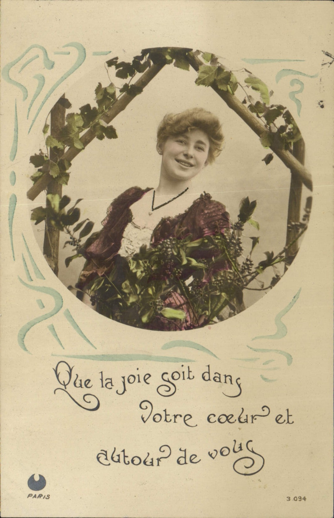 Jeune femme souriante — carte postale décorée de lierre — éditée à Paris, n° 3 094