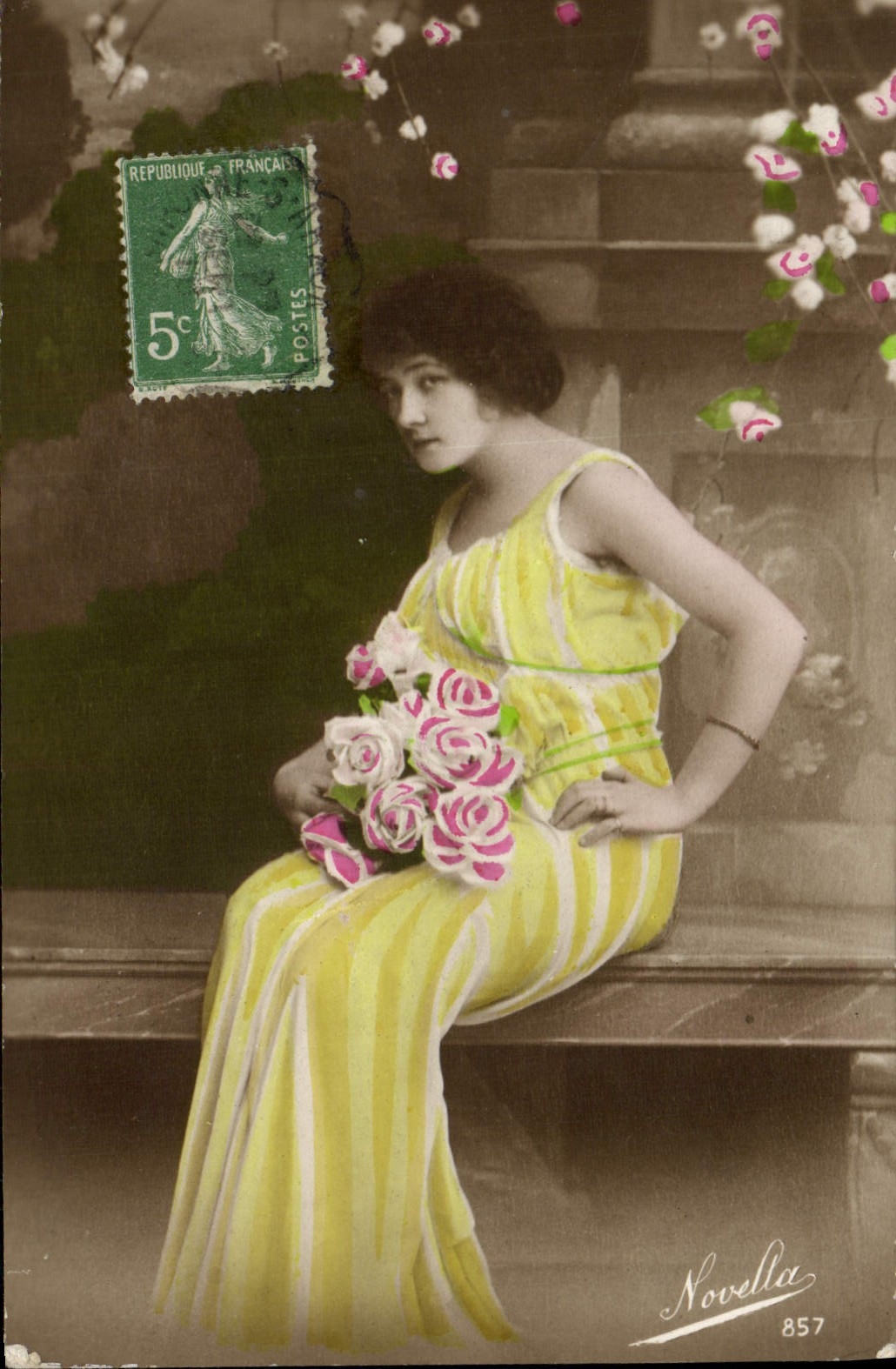 Jeune femme en robe jaune à rayures — Novella 857 — éditeur Novella