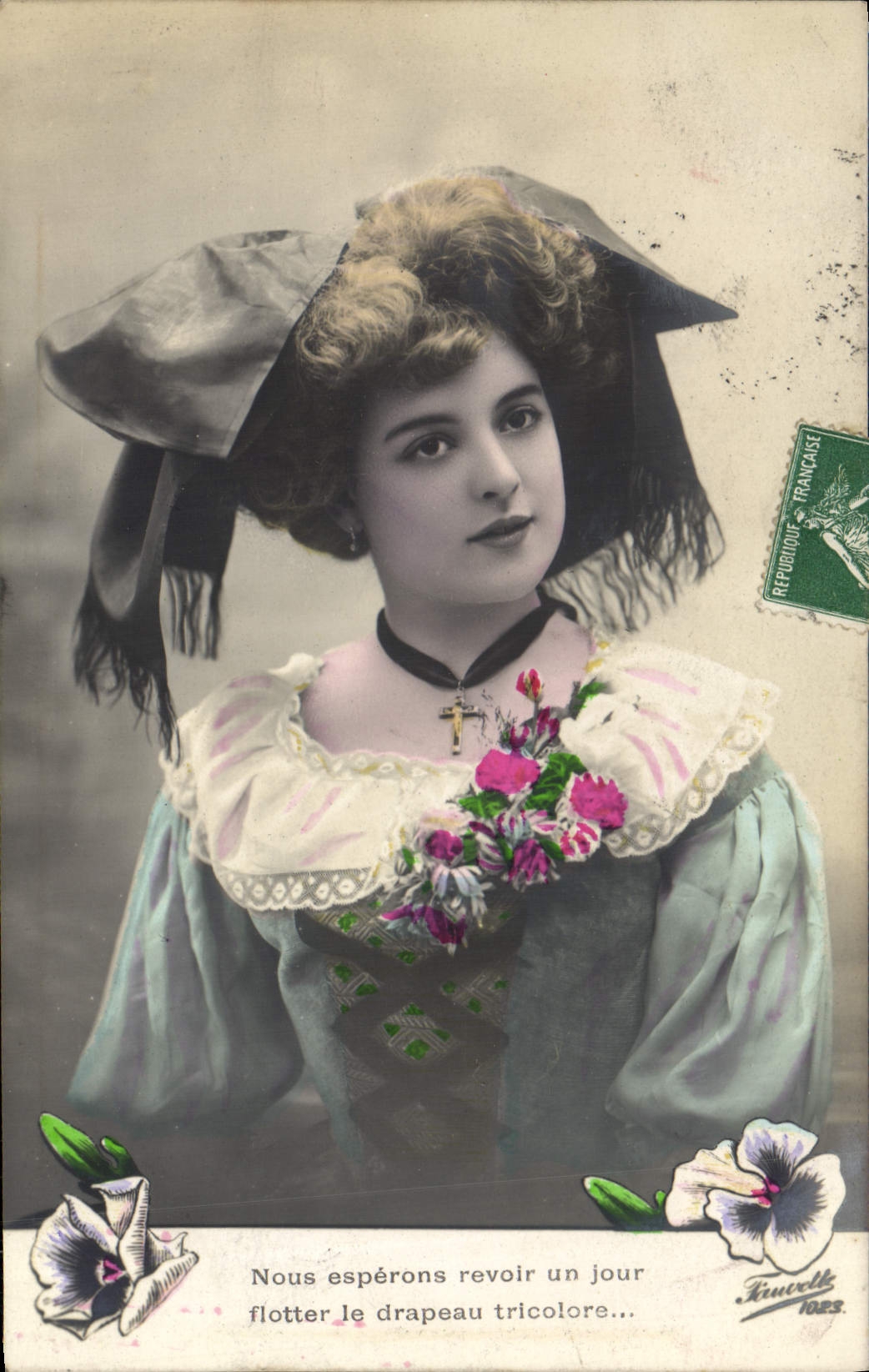 Femme en costume patriotique — texte 'Nous espérons revoir un jour flotter le drapeau tricolore...' — Kuwrell 1023