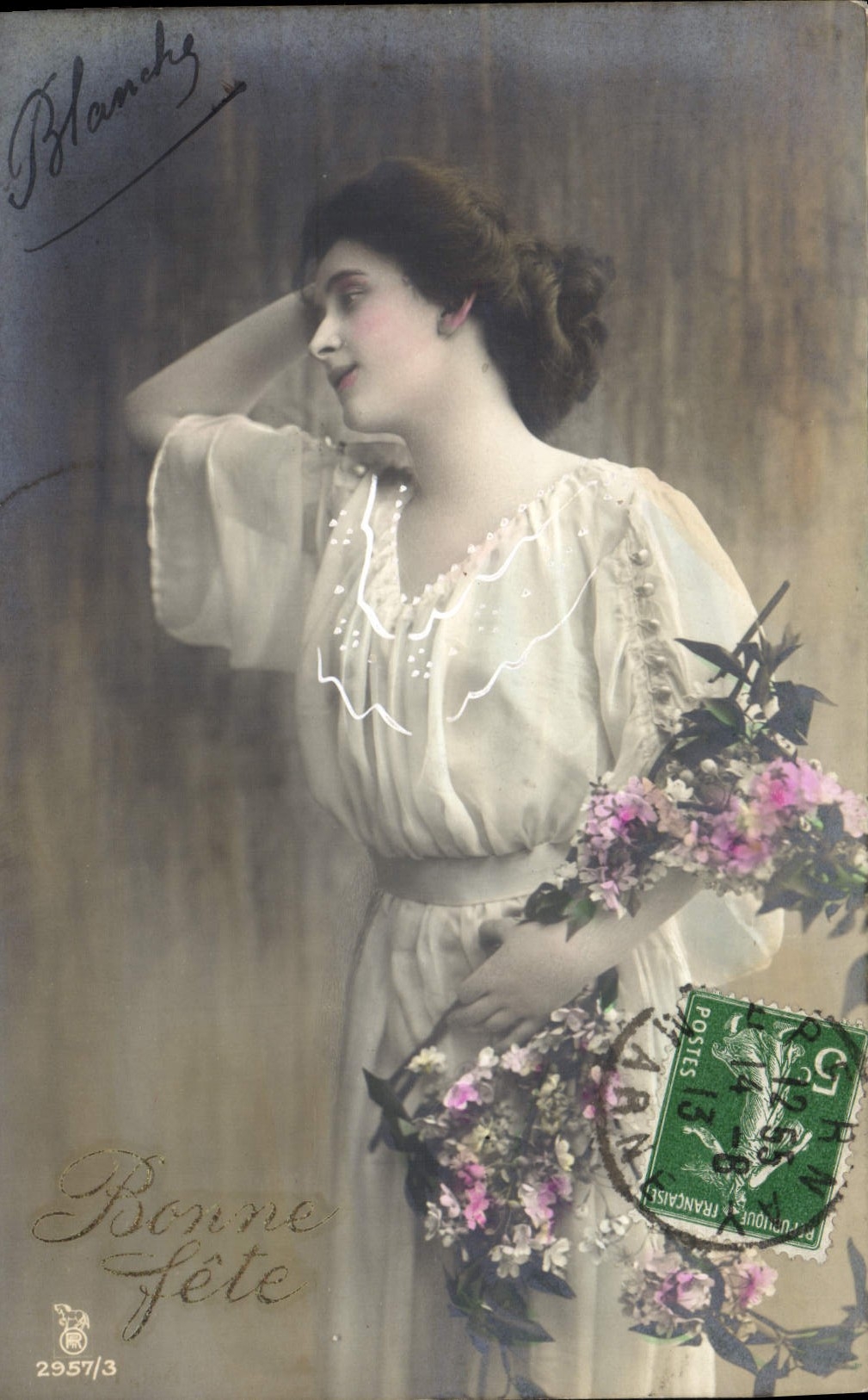 Femme en robe blanche tenant un bouquet — Bonne fête — Blanche, n° 2957/3