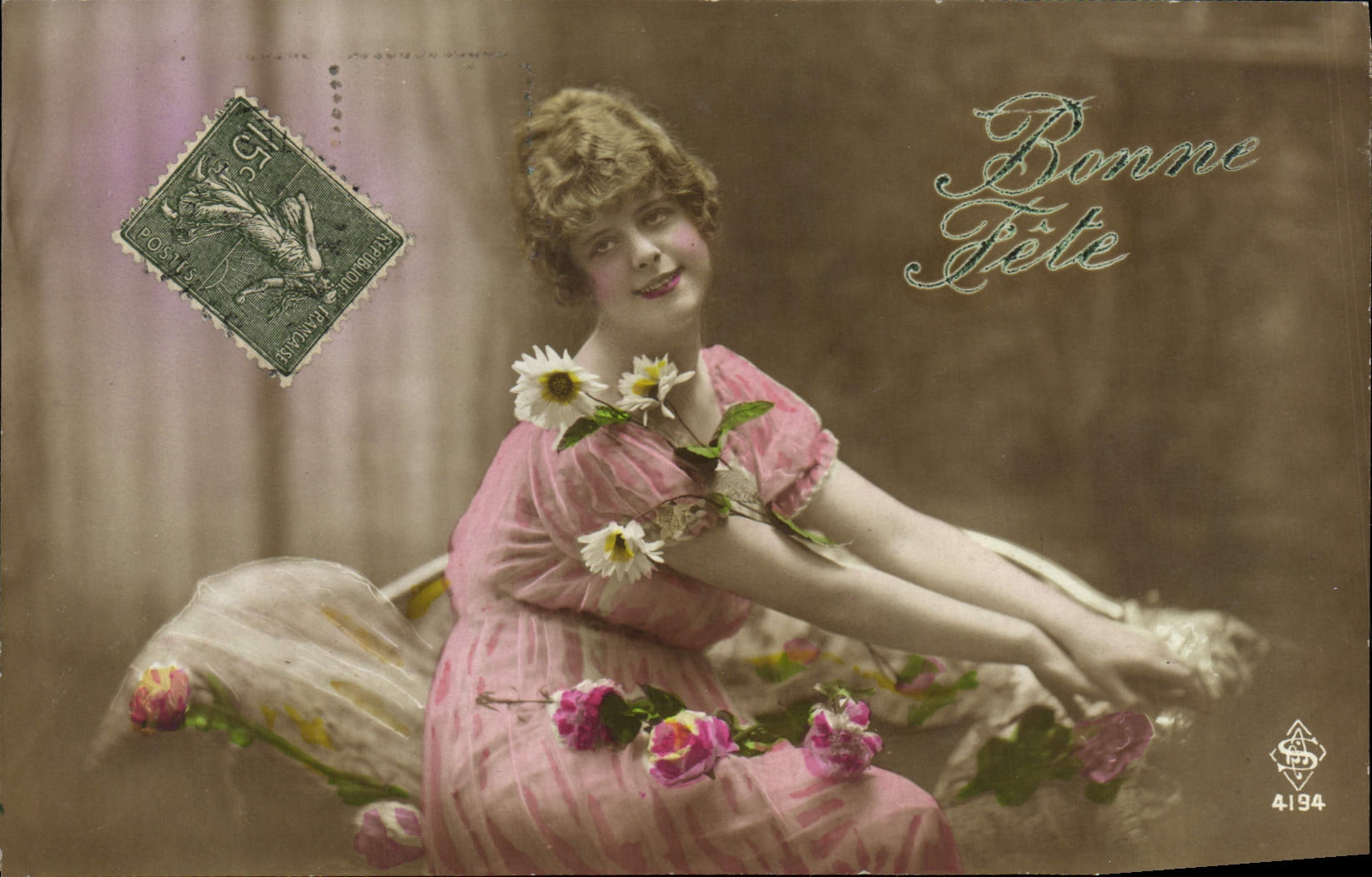 Jeune femme en robe rose — avec fleurs — éditeur I. Brâner, Nantes, n° 4194