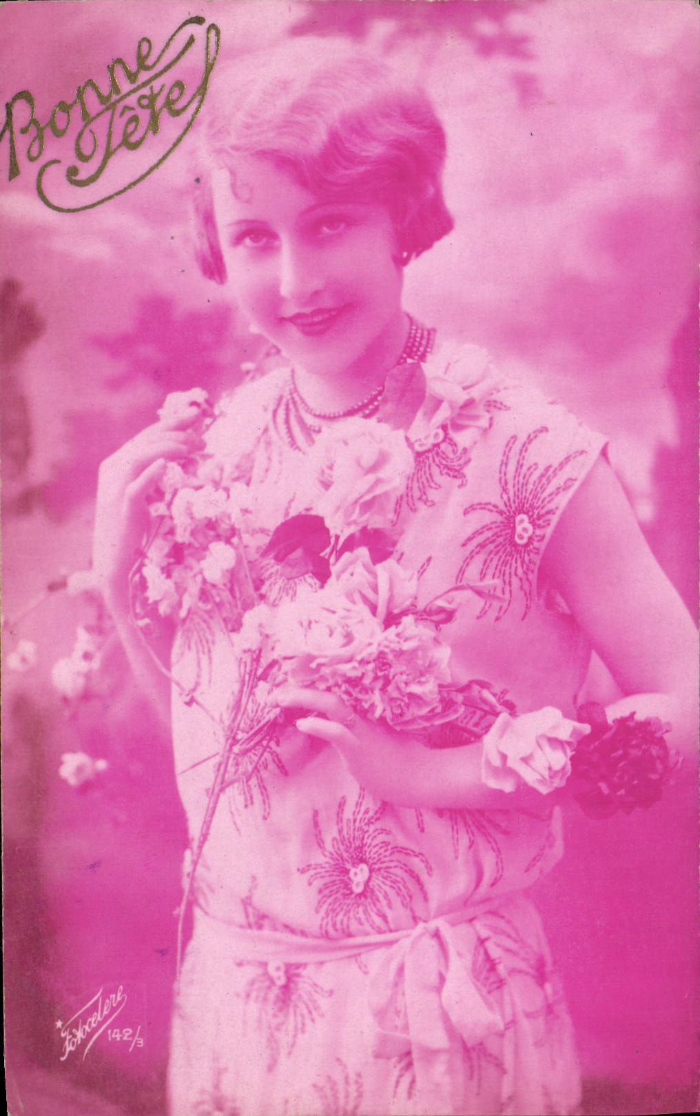 Femme en robe fleurie tenant un bouquet — Bonne Année — Johoodlere, n° 142/8