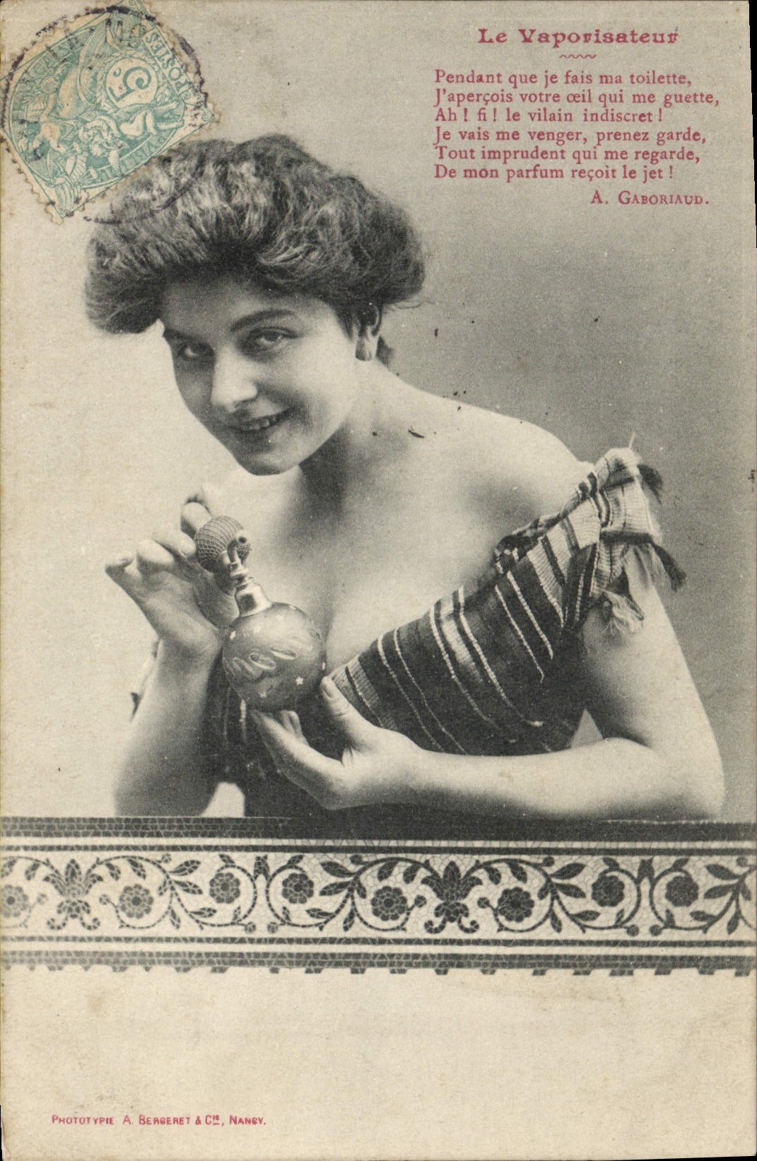 Femme tenant un vaporisateur — poème de A. Gaboriaud — Phototypie A. Bergeret & Cie, Nancy